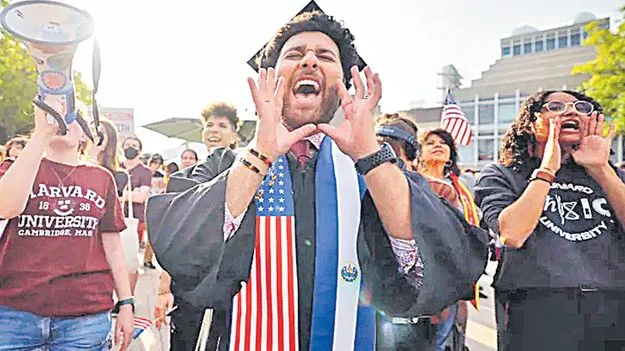 Foreign Students: అమెరికా కాలేజీలు కుదేలు!