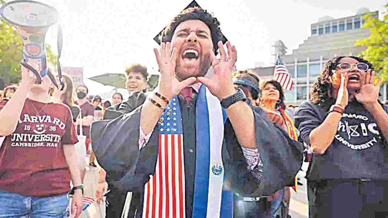 Foreign Students: అమెరికా కాలేజీలు కుదేలు!