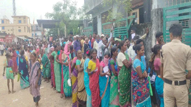 యూరియా కోసం తప్పని తిప్పలు