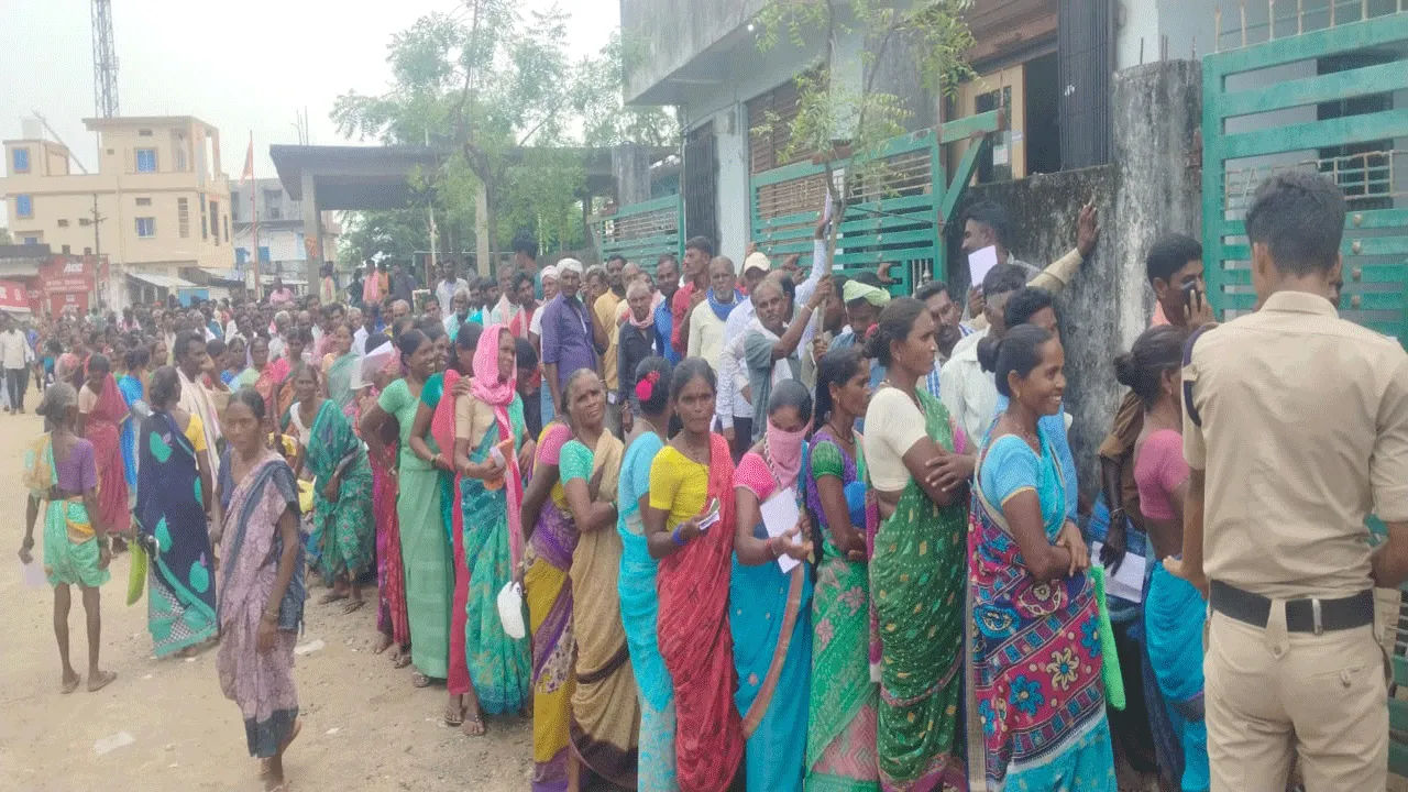 యూరియా కోసం తప్పని తిప్పలు