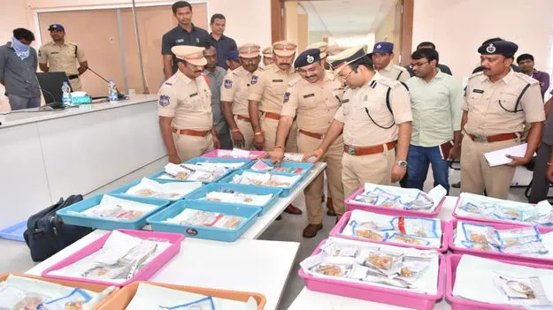 బ్యాంకు స్కామ్‌ను ఛేదించిన పోలీసులు 