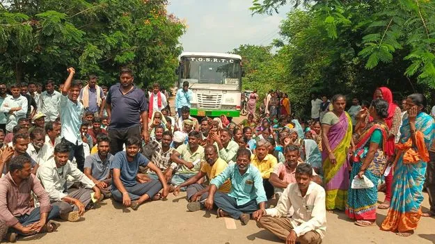 యూరియా కోసం రైతుల ఆందోళన