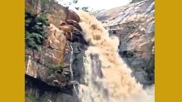 నీటి గుండం వద్ద భక్తులు అప్రమత్తం 