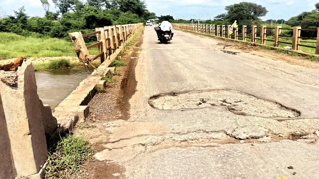 అదుపు తప్పితే నదిలోకే..!