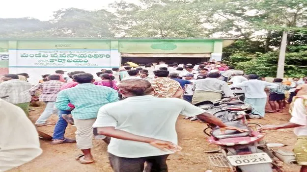 యూరియా కోసం క్యూ