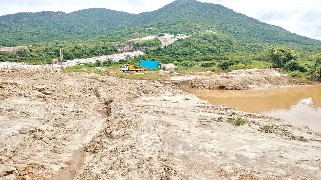  కొండను కొల్లగొట్టి.. ప్రజారోగ్యాన్ని గుల్లచేసి!