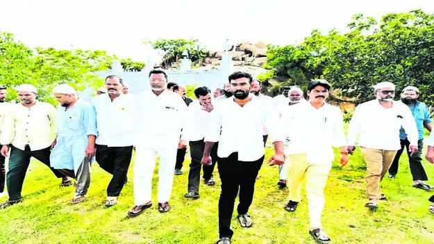 MUSLIMS: షాదీమహల్‌ నిర్మించండి