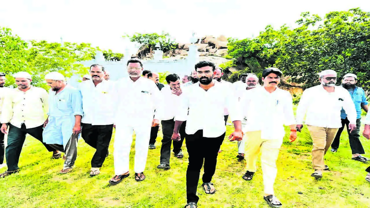 MUSLIMS: షాదీమహల్‌ నిర్మించండి