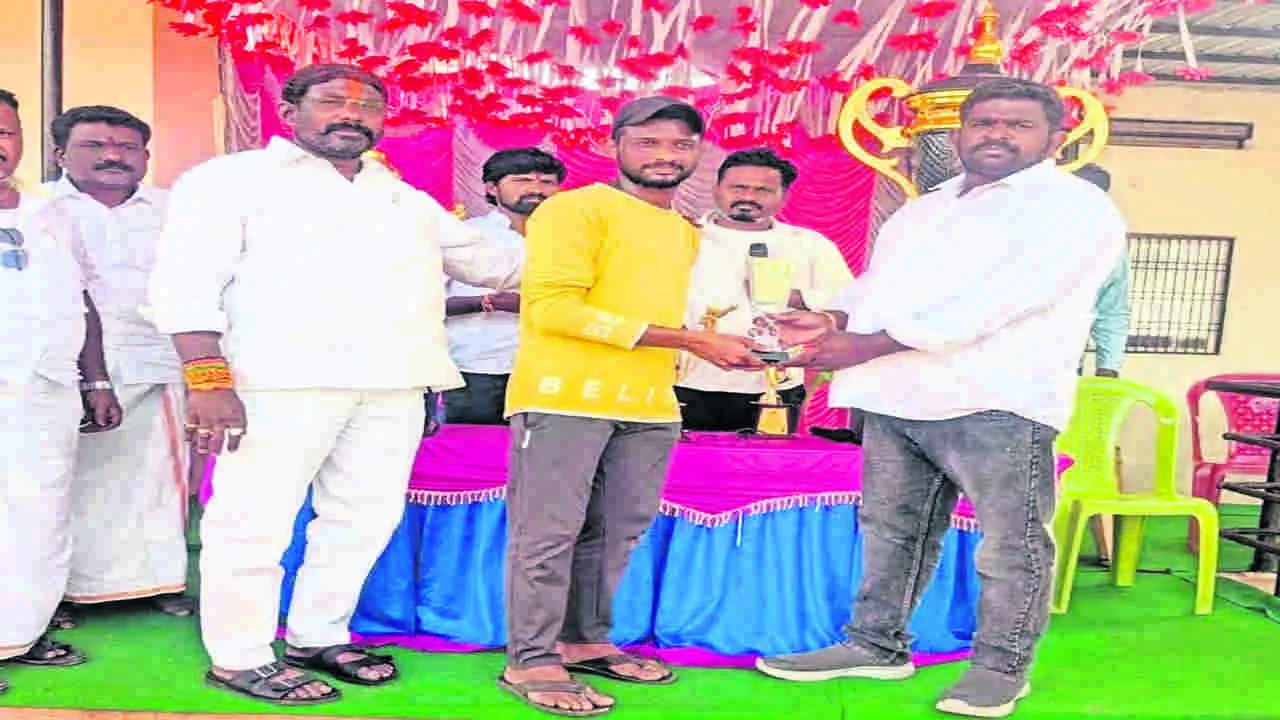 CRICKET: హోరాహోరీగా క్రికెట్‌ టోర్నీ