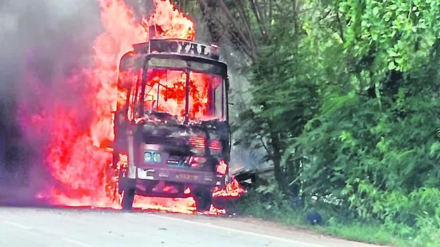 FIRE: జాతీయ రహదారిపై లారీ దగ్ధం 