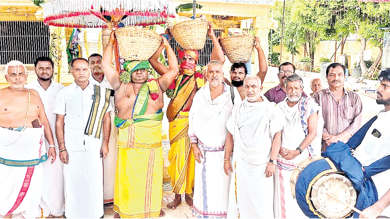 వెంకన్నకు వేడుకగా పవిత్రాల సమర్పణ 