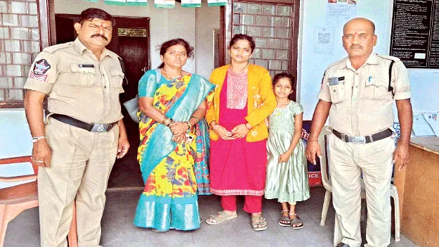 కుమార్తెతో కలిసి తల్లి ఆత్మహత్యాయత్నం