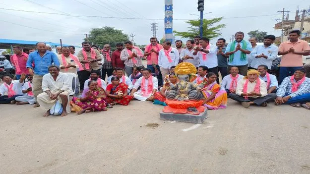 యూరియా కోసం వినూత్న నిరసన