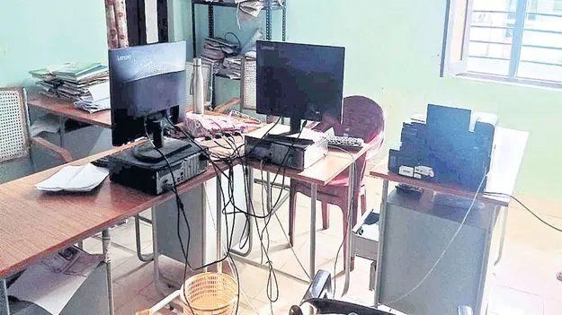 సచివాలయాలు వెలవెల