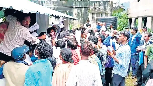 సబ్సిడీ రాజ్‌మా విత్తనాల కోసం తోపులాట