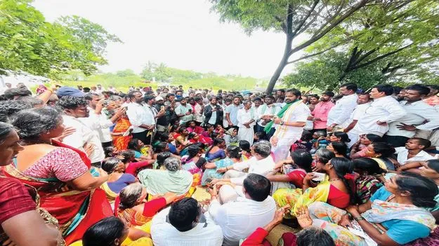 యూరియాలో  ఇసుక కలుపాలా..