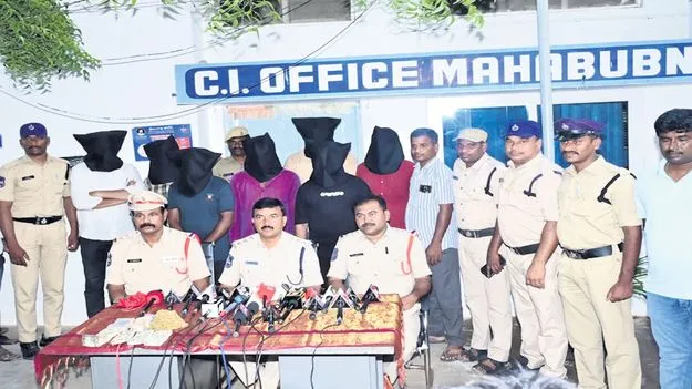  కన్నం వేసింది.. పాత పరిచయస్థుడే