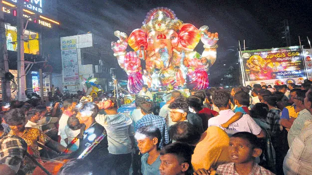 భారీ వినాయకుడికి ఘనంగా శోభాయాత్ర 