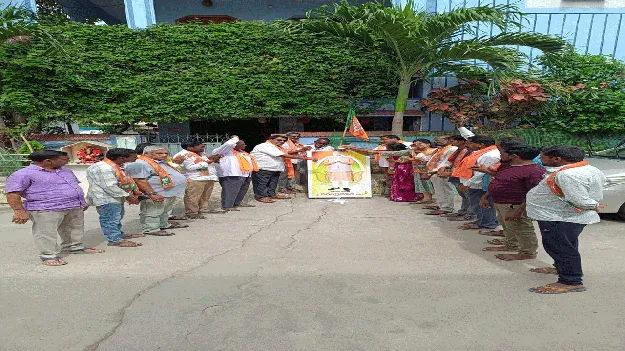 kumaram bheem asifabad- ప్రధాని చిత్రపటానికి క్షీరాభిషేకం 