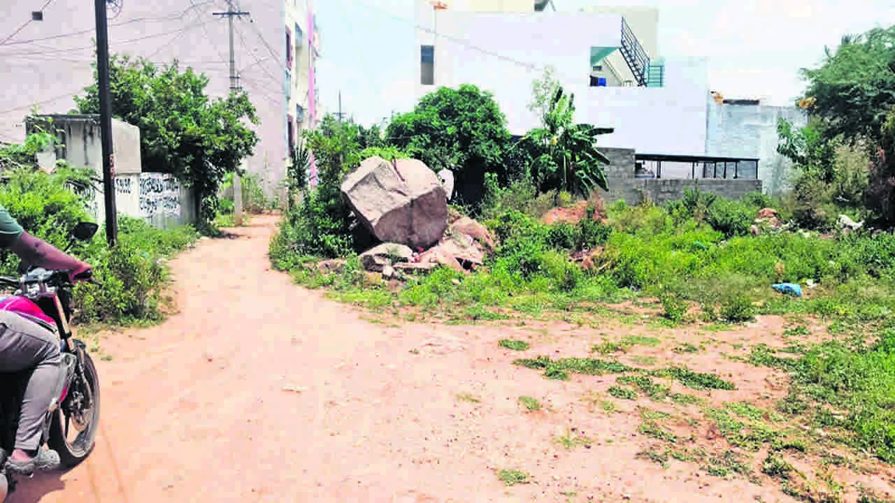 ROAD: రోడ్లకు అడ్డంగా బండలు, స్తంభాలు