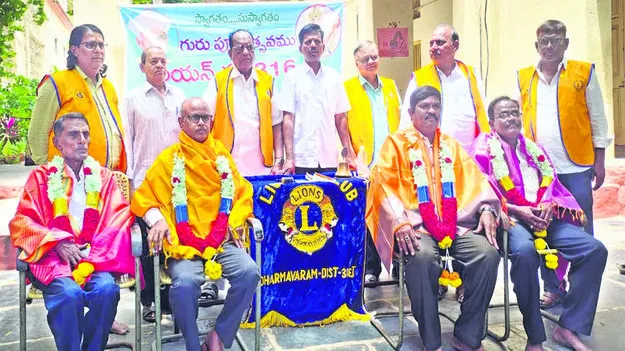 TEACHER: ఘనంగా గురుపూజోత్సవం