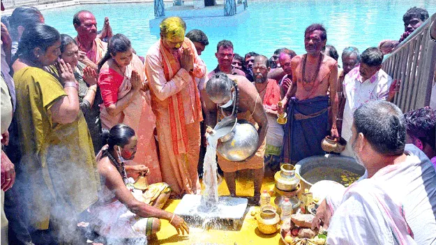 శాస్ర్తోక్తంగా ధ్వజావరోహణం