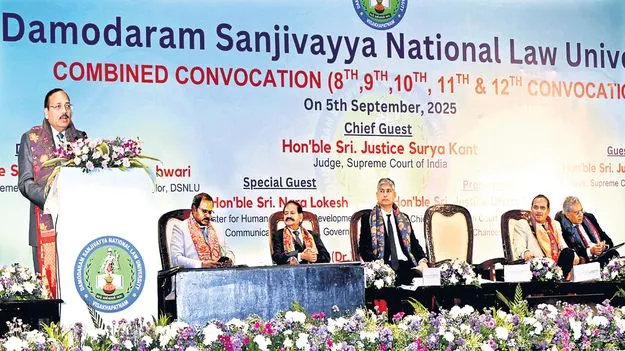 యువ న్యాయవాదులకు పట్టాభిషేకం