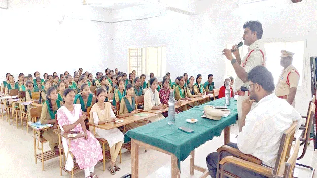 విద్యార్థులు ర్యాగింగ్‌కు పాల్పడితే కఠిన చర్యలు