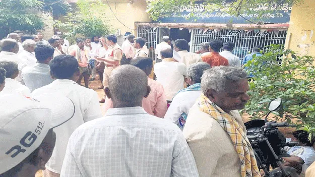 యూరియా కోసం రైతులకు తప్పని తిప్పలు 