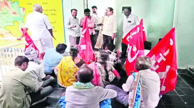 WORKERS: వేతన బకాయిలు చెల్లించాలి