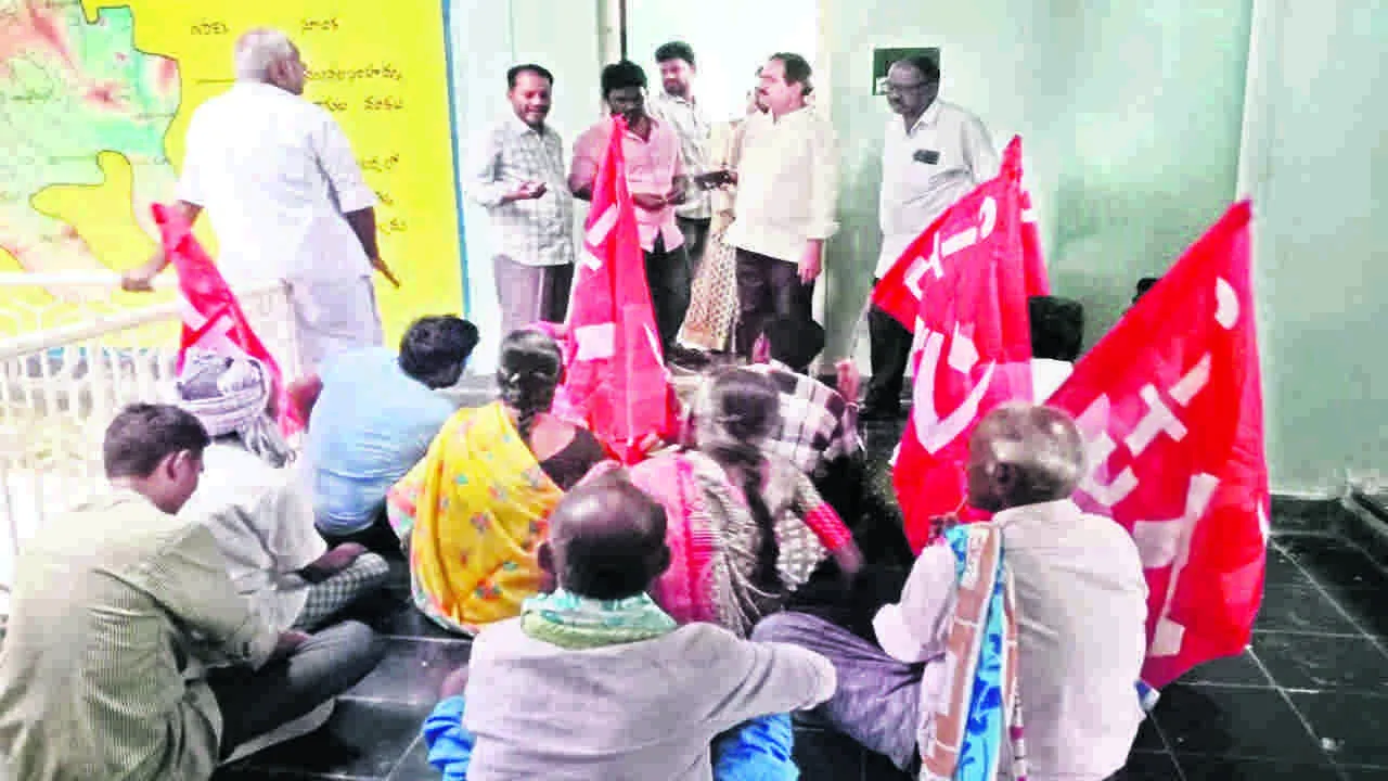 WORKERS: వేతన బకాయిలు చెల్లించాలి