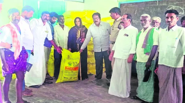 UREA: యూరియా పంపిణీ 