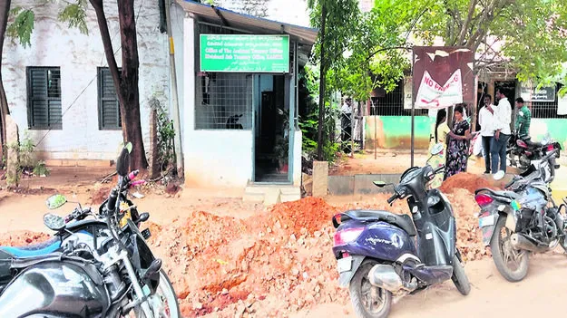 OFFICE: ఈ కార్యాలయానికి దారెట్లా..! 