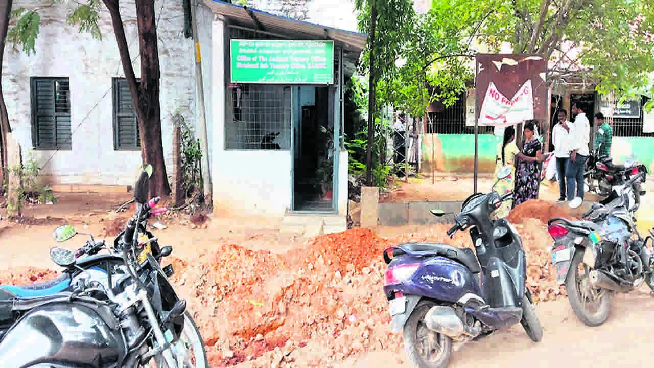 OFFICE: ఈ కార్యాలయానికి దారెట్లా..! 