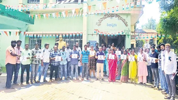 వలంటీర్లలా చేయలేం!