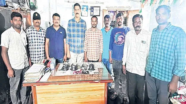 3.63 కిలోల హాష్‌ ఆయిల్‌ పట్టివేత