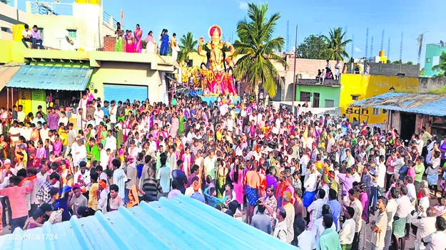 GANESH: కోలాహలంగా వినాయకుడి నిమజ్జనం