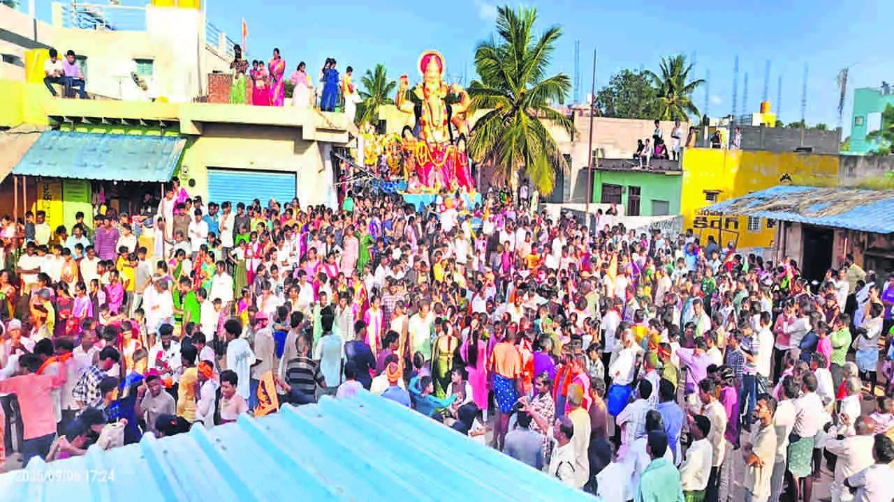 GANESH: కోలాహలంగా వినాయకుడి నిమజ్జనం