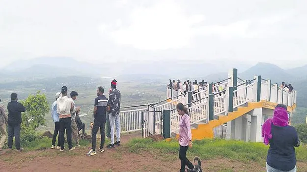 పర్యాటకుల సందడి