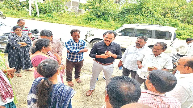 యూరియా సక్రమంగా పంపిణీ చేయాలి  