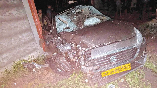 Car hits two-wheelers ద్విచక్ర వాహనాలపైకి దూసుకెళ్లిన కారు