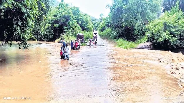 పొంగి ప్రవహిస్తున్న బండి గెడ్డ