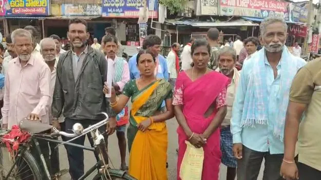 యూరియా కోసం రోడ్డెక్కిన అన్నదాతలు 