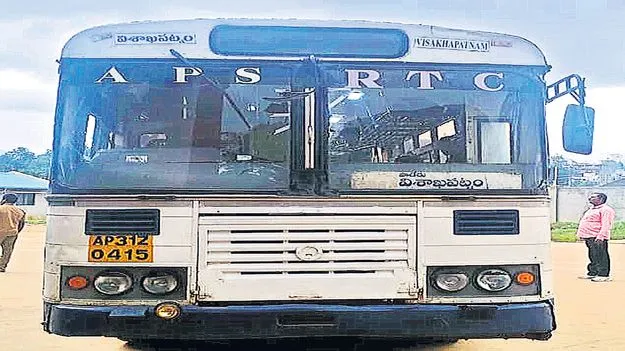 ఆర్టీసీ బస్సు నుంచి పొగలు 