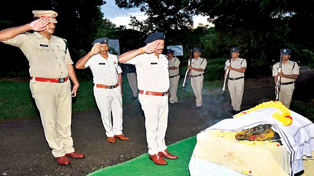 అనారోగ్యంతో పోలీసు జాగిలం టినా మృతి 