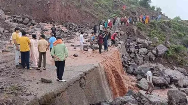 Jammu Kashmir: జమ్మూ కశ్మీర్‌లో పలుచోట్ల కుంగుతున్న భూమి