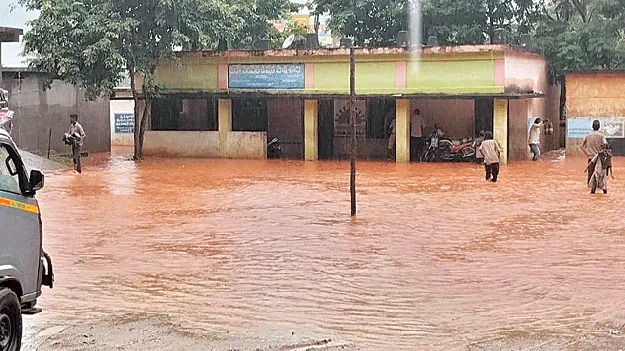 పాఠశాల వద్ద ఇలా.. చదువులెలా?
