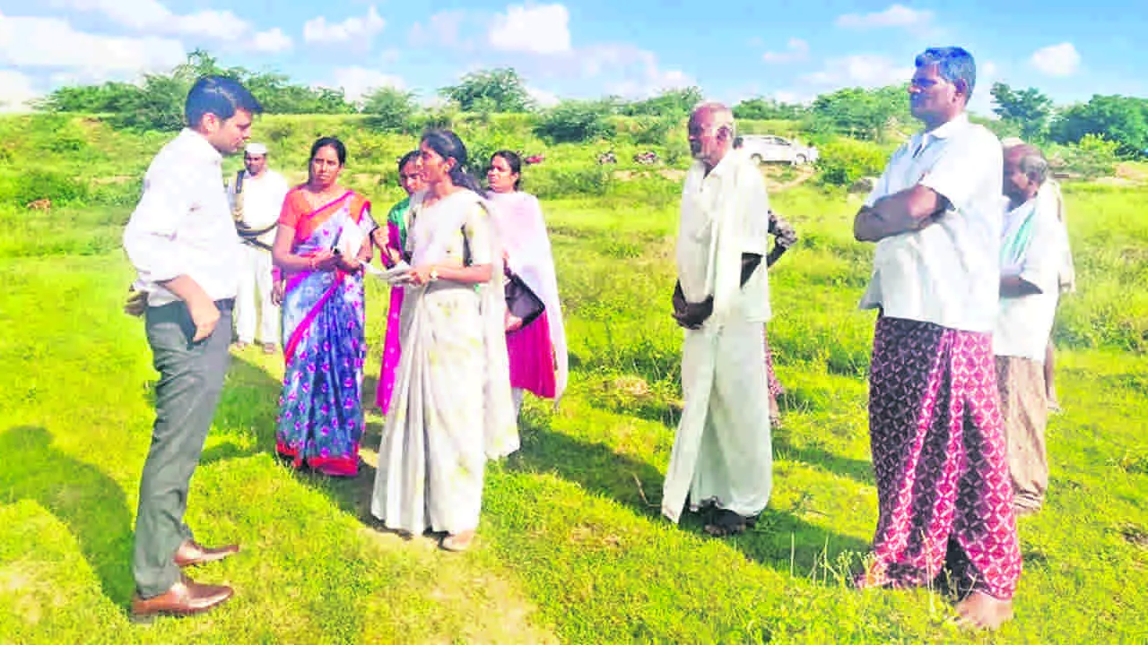 JC: సకాలంలో రైతులకు యూరియా