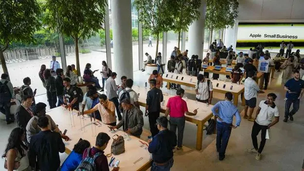 Apple iPhone 17 Launch: ఐ ఫోన్‌ 17 కోసం బారులు
