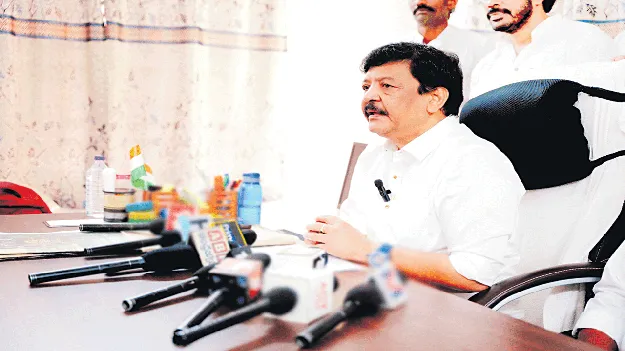 నిడదవోలు సమగ్రాభివృద్ధే ధ్యేయం : మంత్రి దుర్గేష్‌